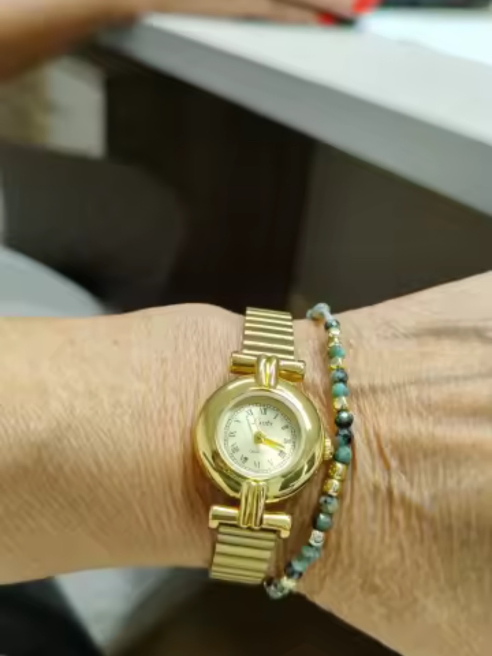 Classic Vintage Gold Women’s Watch with Roman Numeral Dial - Picture 3 of 12